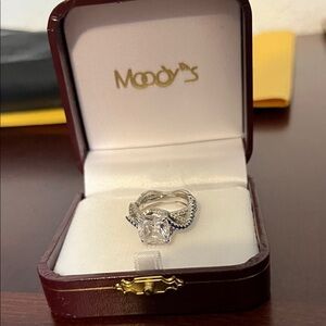 Elegant 925 Silver and Clear Crystal Ring